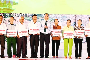 Thủ tướng Nguyễn Xuân Phúc trao sổ tiết kiệm cho thân nhân 10 nữ liệt sĩ Thanh niên xung phong Ngã ba Đồng Lộc