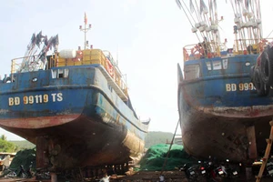 Số tàu hư hỏng, kém chất lượng kéo về khắc phục tại cảng Tam Quan (Hoài Nhơn)