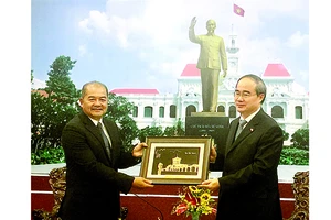 Đồng chí Nguyễn Thiện Nhân trao quà lưu niệm tặng đồng chí Kikeo Khaykhamphithoune