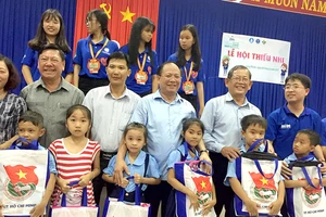 đồng chí Tất Thành Cang và đoàn công tác tặng quà thiếu nhi tại xã Long Phước, huyện Long Hồ, tỉnh Vĩnh Long