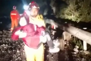 Lực lượng cứu hộ tham gia cứu nạn nhân bị động đất