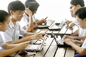 Singapore với phần mềm tự học toàn quốc
