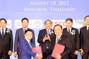 Thủ tướng Nguyễn Xuân Phúc và Phó Thủ tướng Thái Lan Prajin Juntong chứng kiến lễ trao các văn bản thỏa thuận hợp tác giữa doanh nghiệp hai nước