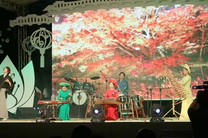 Tiết mục văn nghệ kết hợp giữa ban nhạc Aun J (Nhật Bản) và các nghệ sĩ Việt Nam