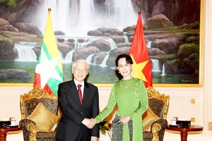Tổng Bí thư Nguyễn Phú Trọng gặp gỡ Cố vấn Nhà nước Myanmar Aung San Suu Kyi. 