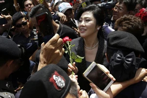 Cựu Thủ tướng Thái Lan Yingluck Shinawatra và người ủng hộ trước Tòa án Tối cao ở Bangkok sau phiên điều trần ngày 1-8-2017. Ảnh: AP