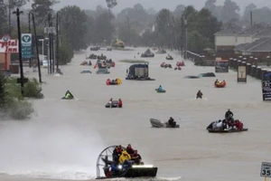 Cư dân sử dụng thuyền sơ tán khỏi vùng nước lụt do siêu bão Harvey gây ra. Ảnh: REUTERS
