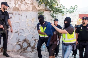 Cảnh sát Tây Ban Nha áp giải một nghi phạm bị bắt ở Melilla, ngày 6-9-2017. Ảnh: REUTERS