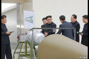 Nhà lãnh đạo Triều Tiên Kim Jong-un kiểm tra một quả bom khinh khí-bom H. Ảnh: KCNA