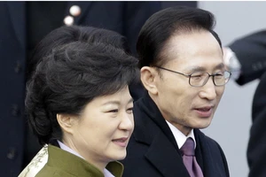2 cựu Tổng thống Hàn Quốc Park Geun-hye (trái) và Lee Myung-bak bị kiện vì lập danh sách đen. Ảnh: AP