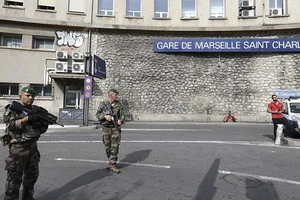 Cảnh sát và binh lính phong tỏa ga xe lửa Saint Charles ở Marseille sau vụ tấn công ngày 1-10-2017. Ảnh: AP ​