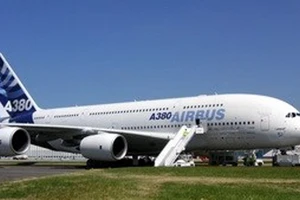 Siêu máy bay A380 hạ cánh khẩn cấp