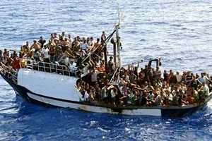 Tàu quân sự va chạm thuyền chở người di cư, hàng chục người chết