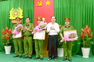 Phó Chủ tịch Thường trực UBND TPHCM Lê Thanh Liêm khen thưởng 3 đơn vị trực thuộc Cảnh sát PCCC TPHCM kịp thời hút nước chống ngập cho người dân