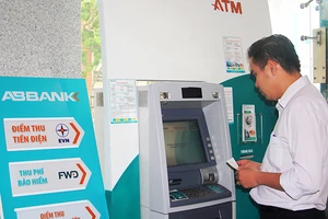 Khách hàng có thể thanh toán tiền điện tại 2.022 máy ATM của các ngân hàng