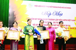 Đồng chí Nguyễn Thị Quyết Tâm và đồng chí Võ Thị Dung chúc mừng các cá nhân nhận bằng khen của Thủ tướng Chính phủ. Ảnh: Phùng Huy