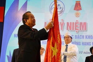Đồng chí Trương Hòa Bình trao Huân chương Lao động hạng nhất lần thứ 2 của Chủ tịch nước tặng tập thể Trường Đại học Bách Khoa TPHCM