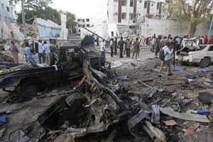Quả bom xe nổ tung trước khách sạn Nasa-Hablod ở Mogadishu, Somalia, ngày 28-10-2017, gây thiệt hại nặng cho khách sạn và các tòa nhà lân cận. Ảnh: AP