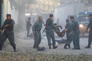Cấp cứu người bị thương trong vụ đánh bom ở Kabul, Afghanistan, ngày 31-10-2017. Ảnh: REUTERS ​