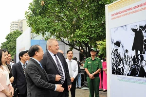 Các đại biểu tham quan triển lãm “Thắm tình hữu nghị Việt Nam - Liên bang Nga”