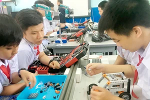 Học sinh Trường THCS Lê Quý Đôn, quận 3, hào hứng say mê với ý tưởng sáng tạo ở phòng thực hành STEM