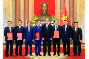 Chủ tịch nước Trần Đại Quang trao các quyết định phong hàm Đại sứ 