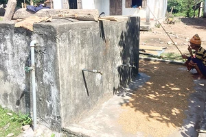 Công trình nước sạch ở làng Ba Gốc không sử dụng, dân làng tận dụng để phơi lúa