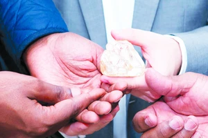 Phát hiện kim cương thô khổng lồ ở Sierra Leone