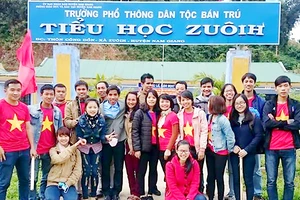 CLB thiện nguyện Tanpopo đến với học sinh nghèo Trường Phổ thông dân tộc bán trú Tiểu học ZuôiH