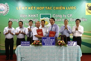 Công ty CP phân bón Bình Điền (phải) ký hợp tác chiến lược giai đoạn 2017-2022 với Viện WASI.