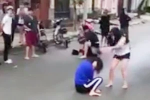 Xôn xao clip cô gái dùng nón bảo hiếm đánh nữ sinh giữa đường