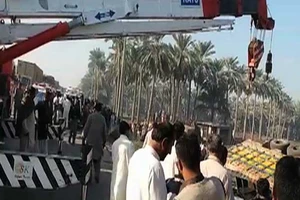 Xe tải lật đổ than vùi xe khách ở Pakistan, ít nhất 20 người chết