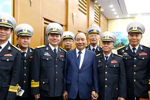 Thủ tướng gặp mặt đoàn đại biểu cựu chiến binh tàu Không số. Ảnh: VGP/Quang Hiếu