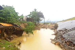 Vùng nước xoáy gây xói lở nhiều công trình, nhà dân tại thôn Kỳ Lam (xã Điện Quang, huyện Điện Bàn, tỉnh Quảng Nam) 