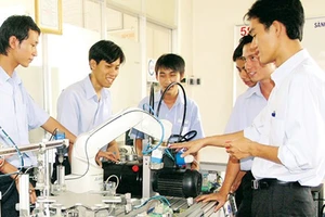 Học sinh Trường Trung cấp Kỹ thuật Công nghệ Hùng Vương thực hành nghề cơ điện tử.