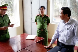 Cơ quan CSĐT Công an tỉnh Đắk Nông đọc lệnh bắt tạm giam Nguyễn Văn Dũng ​