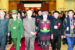  Tổng Bí thư Nguyễn Phú Trọng với các đại biểu người có uy tín, nhân sĩ trí thức, doanh nhân dân tộc thiểu số tiêu biểu toàn quốc