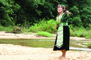 Cô giáo trẻ Thào Mai Lan ca hát giữa núi rừng