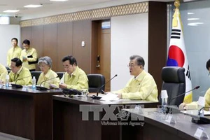 Tổng thống Hàn Quốc Moon Jae-in (thứ 2, phải) chủ trì tại một cuộc họp ở Seoul. Ảnh: EPA/TTXVN