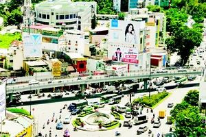 Công trình cầu vượt và vòng xoay Lăng Cha Cả giúp giải tỏa ùn ứ giao thông khu vực sân bay Tân Sơn Nhất Ảnh: CAO THĂNG