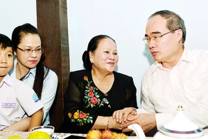 Bí thư Thành ủy TPHCM Nguyễn Thiện Nhân thăm gia đình Anh hùng Lực lượng vũ trang Trần Văn Lai Ảnh: Việt Dũng