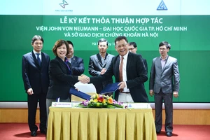 Giáo sư Dương Nguyên Vũ, Viện trưởng Viện John Von Neumann và Phó Chủ tịch HĐQT, phó TGĐ phụ trách HNX Nguyễn Thị Hoàng Lan tại lễ ký kết MOU