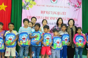 Bà con đồng hương Sóc Trăng tại TPHCM trao học bổng, quà tặng học sinh nghèo hiếu học tại quê hương