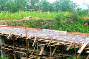 Cầu dân sinh bắc qua kênh Xóc Luyến được xây dựng bằng tiền đóng góp của người dân