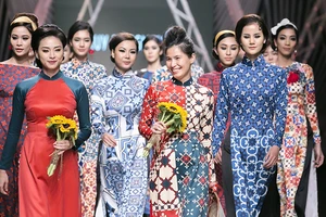  Trình diễn áo dài của nhà thiết kế Thủy Nguyễn tại Vietnam International Fashion Week Thu Đông 2017