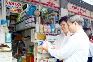 Cơ quan chức năng kiểm tra kinh doanh buôn bán phẩm màu thực phẩm tại chợ Kim Biên (quận 5, TPHCM)