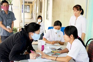 Phát thuốc và tư vấn cho bệnh nhân lao tại trạm y tế phường