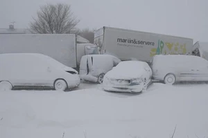 Ô tô bị phủ trắng tuyết ở Sjobo, Thụy Điển
