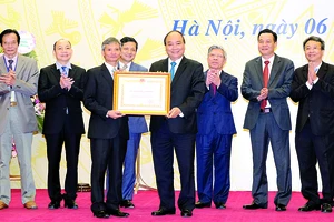 Thủ tướng Nguyễn Xuân Phúc trao Huân chương Lao động hạng ba cho Ủy ban Giám sát tài chính quốc gia