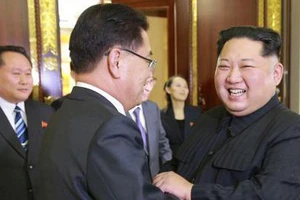 Nhà lãnh đạo Triều Tiên Kim Jong-un (phải) gặp đoàn của đặc phái viên Tổng thống Hàn Quốc sang thăm ngày 6-3. Ảnh: YONHAP/TTXVN